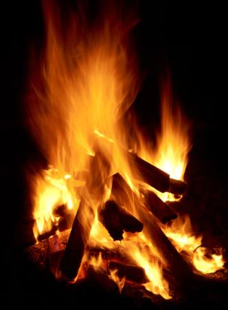 vatra, drvo, spali, tamno Hong Chan - Dreamstime