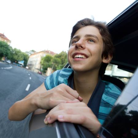 automobila, prozora, dječak, ceste, osmijeh Grisho - Dreamstime