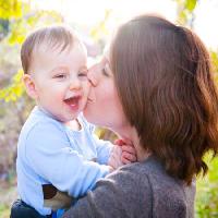 Pixwords 와 이미지 majka, dječak, dijete, ljubav, poljubac, sretna, lica Aviahuismanphotography - Dreamstime