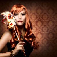 žena, maska, crvena, ruke, lice Subbotina - Dreamstime