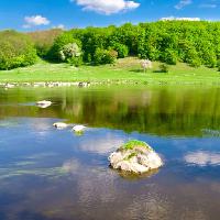 Pixwords 와 이미지 물, 녹색, 호수, 숲, 바위, 하늘, 구름 Oleksandr Kalyna (Alexkalina)