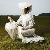 Pixwords 와 이미지 žena, stara, suncobran, bijela, polje, trava George Mayer - Dreamstime